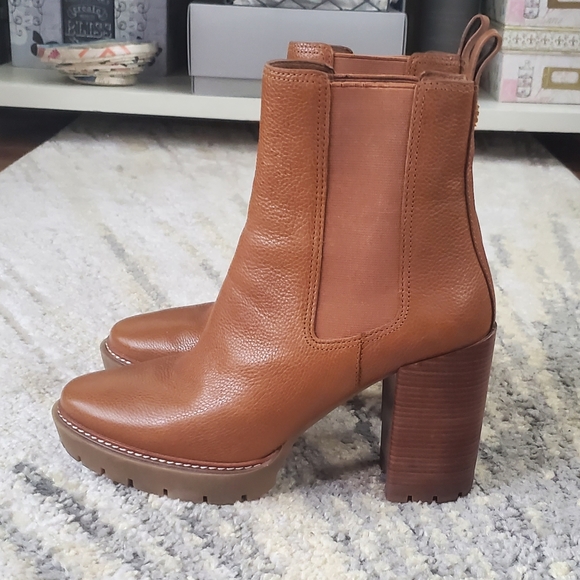 Carson Lug Sole Bootie - Picture 3 of 8